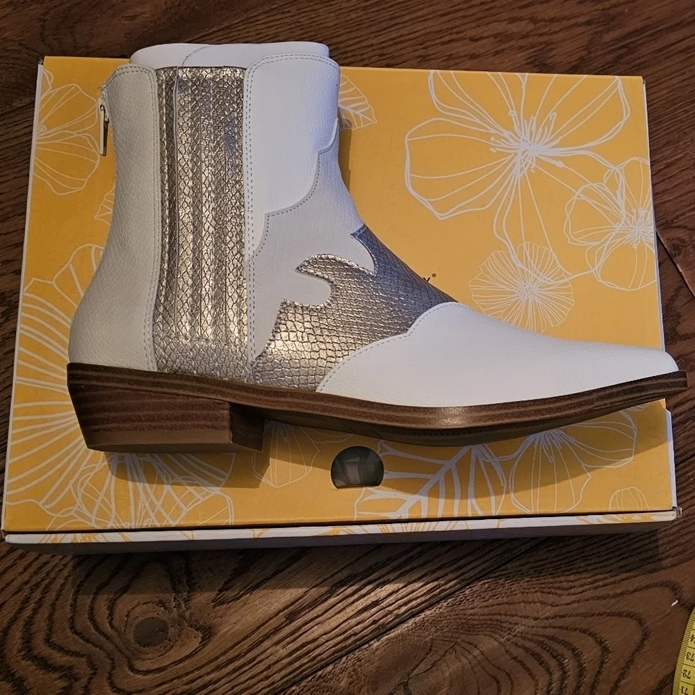 Brand New Yellowbox Ivory Western Cowgirl Boots – Size 7.5 | Willis Style
